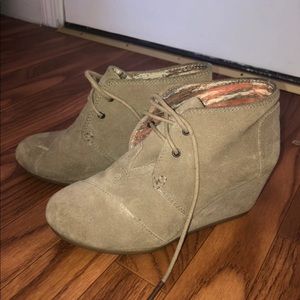 Tan suade Tom’s booties with a small wedge.